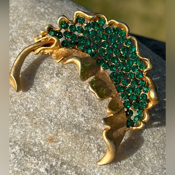💚 Vintage Signed BSK Leaf Brooch & Clip On Green Gold Tone Earrings Set - Picture 3 of 15